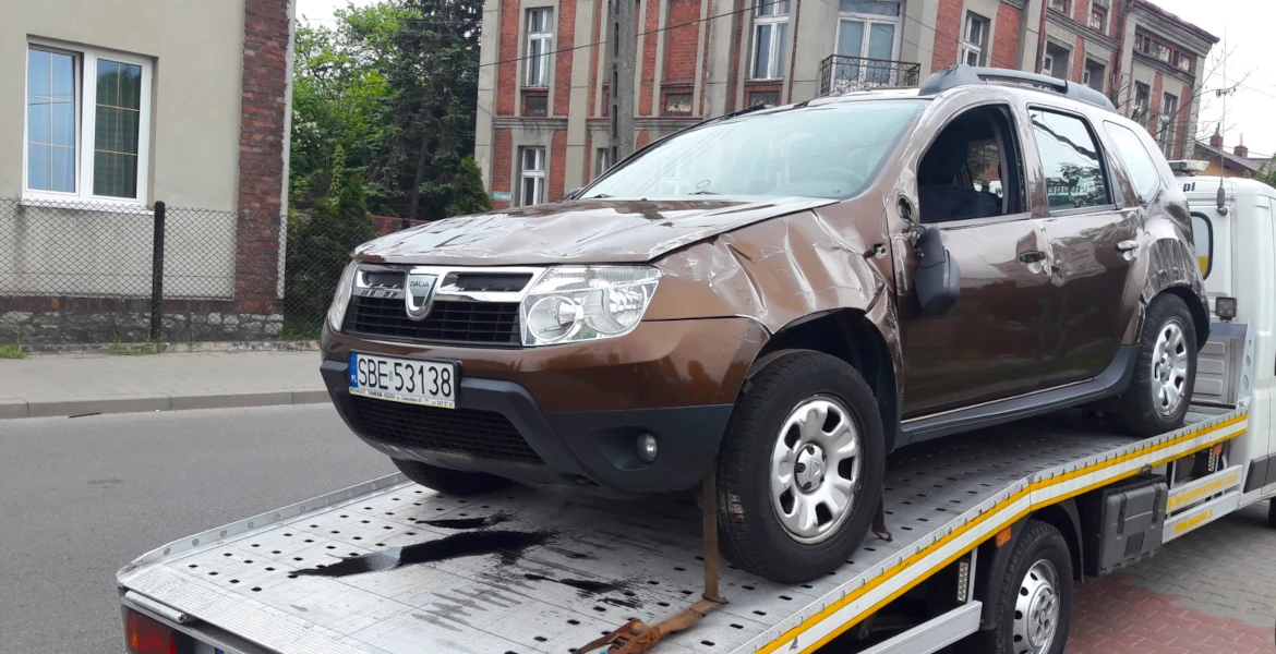 Pomoc drogowa dla osobowych, dostawczych, ciężarowych oraz busów, usługi lawetą oraz holowanie Trzebiesławice